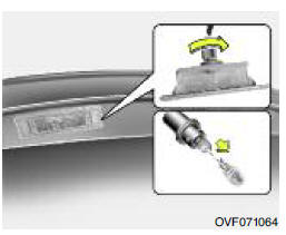 Wymiana żarówki lampki oświetlającej tablicę rejestracyjną (sedan)